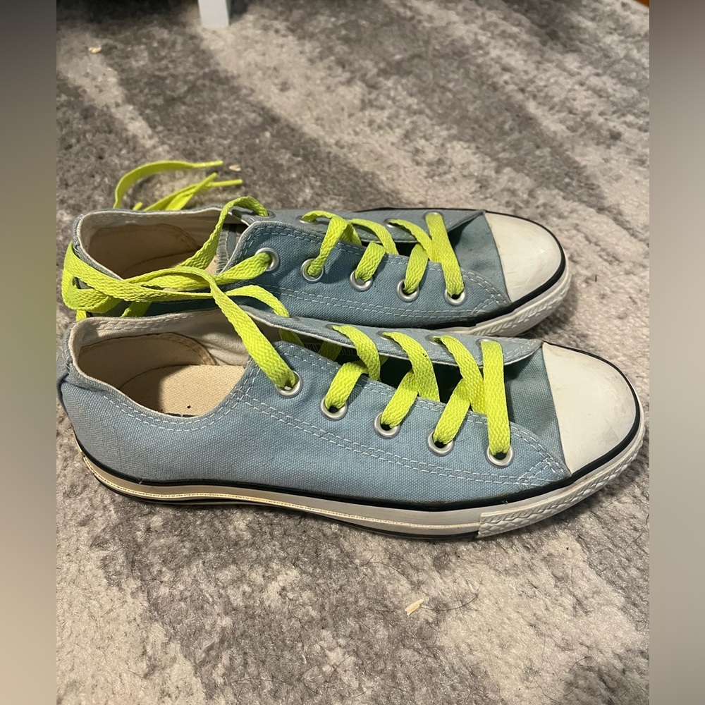 Women’s Converse size 6